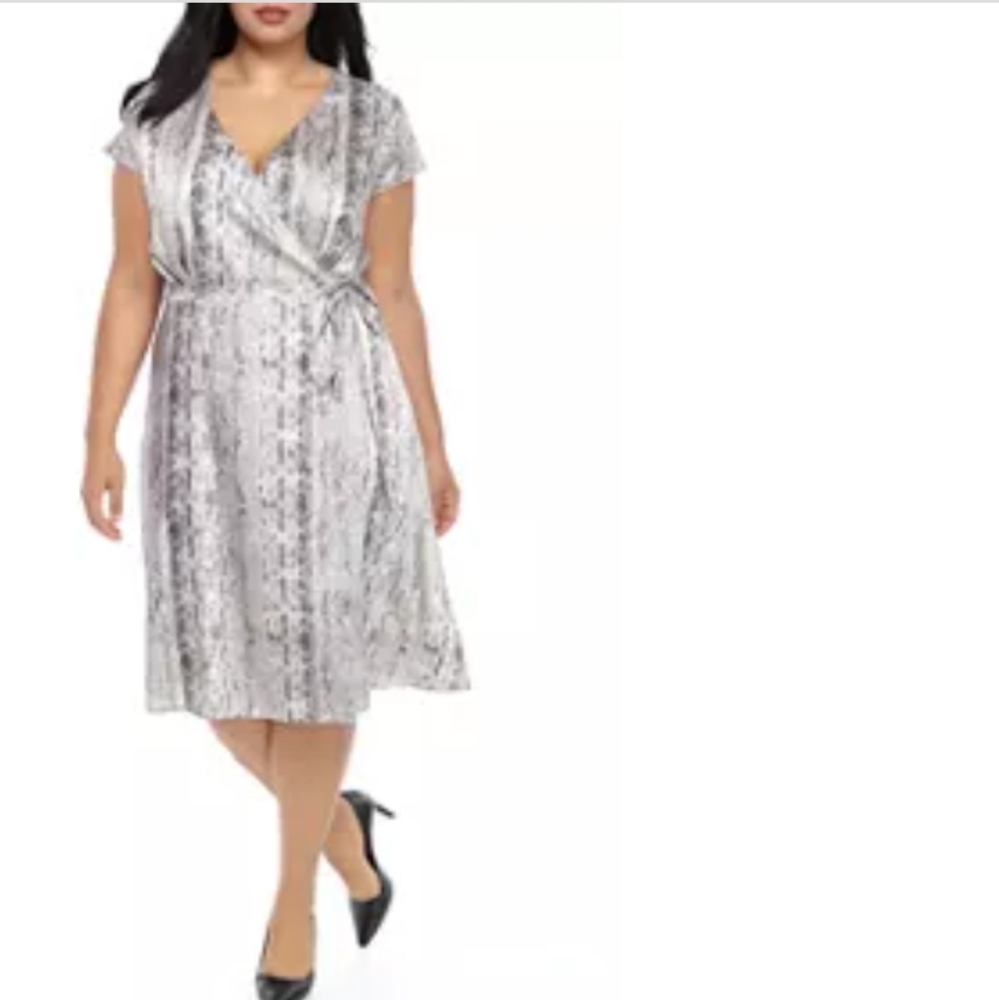 The Limited Snake Print V-neck short sleeve wrap Lined dress size Plus 14. NWT.